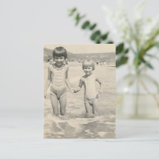 2人の小さな女の子が手の姉妹を保持 ポストカード (スタンド正面)