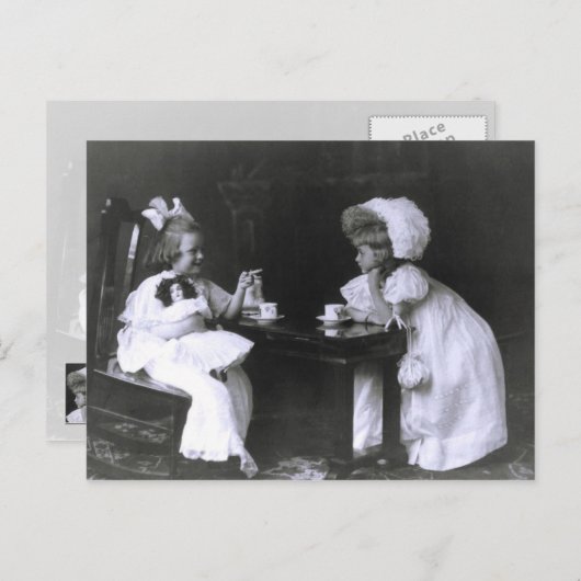 2人の小さな少女がお茶の会で楽しむ ポストカード (正面/裏面)