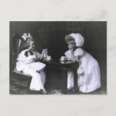 2人の小さな少女がお茶の会で楽しむ ポストカード (正面)