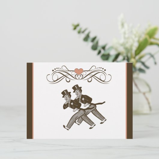 2人の新郎の陽気な結婚式招待状のブラウンのかわいいピンク 招待状 (スタンド正面)