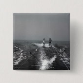 2人の水上スキー 缶バッジ (正面)