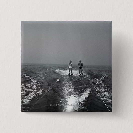 2人の水上スキー 缶バッジ (正面)