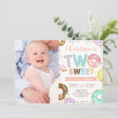 2人の甘いドーナツの女の子2枚目の誕生日カスタムの写真 招待状 (スタンド正面)