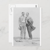 2人の男が岩の上にいる ポストカード (正面/裏面)