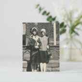 2人の男性がドラッグで町のポストカードにアウト ポストカード (スタンド正面)