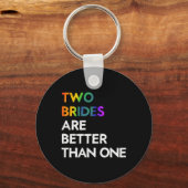 2人の花嫁は1人よりいい Tee LGBT レズビアン バ キーホルダー (正面)