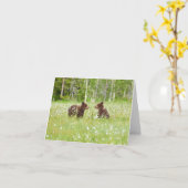 2人の若い茶色のクマの友人はグリーティングカードを折った カード (黄色い花)