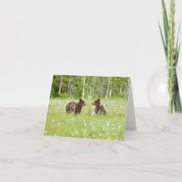 2人の若い茶色のクマの友人はグリーティングカードを折った カード