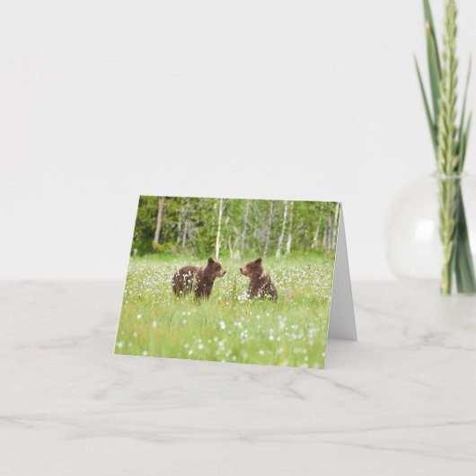 2人の若い茶色のクマの友人はグリーティングカードを折った カード (正面)