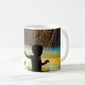 2人の遊男の子が水辺にいる コーヒーマグカップ (正面右)