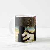 2人の遊男の子が水辺にいる コーヒーマグカップ (正面左)