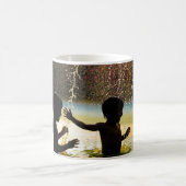 2人の遊男の子が水辺にいる コーヒーマグカップ (中央)