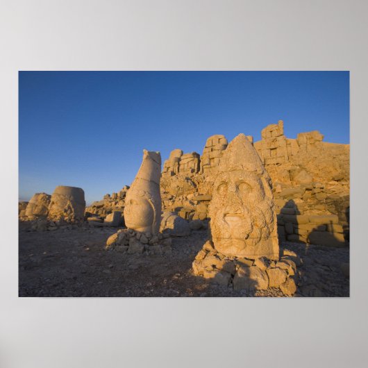 2人を守る巨大な神々の頭像 ポスター (正面)