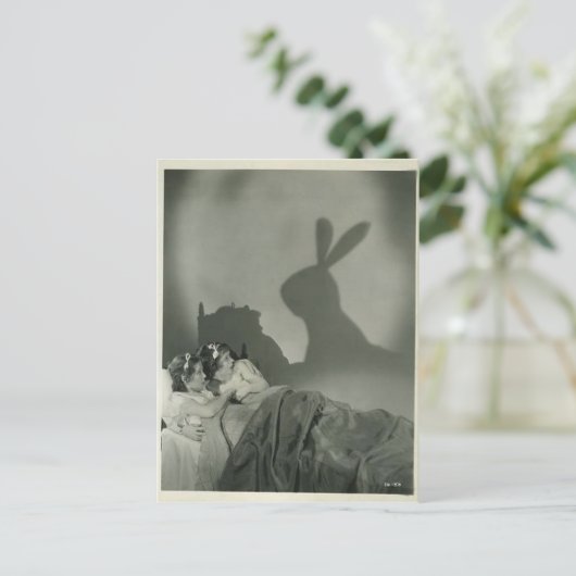 2人ビクトリアンの女の子がウサギの影におびえる ポストカード (スタンド正面)