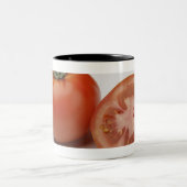 2個のトマトのクローズアップ ツートーンマグカップ (中央)