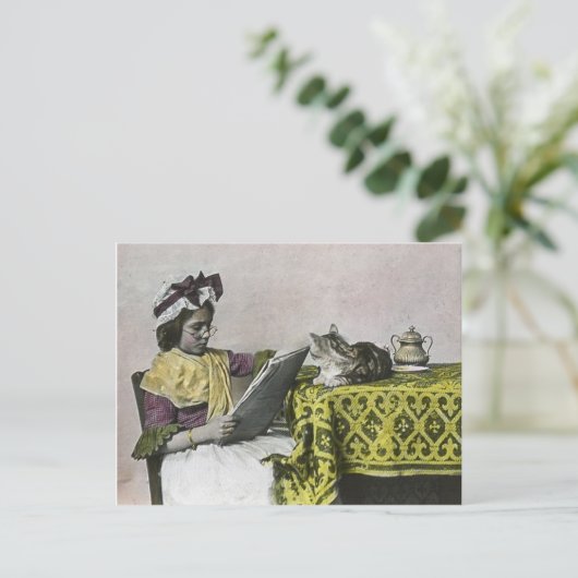 2党のヴィンテージのビクトリアンな子猫猫の女の子のための茶 インビテーションポストカード (スタンド正面)