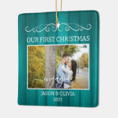 2写真初めてのクリスマス婚約したティール（緑がかった色）木目 セラミックオーナメント (左)