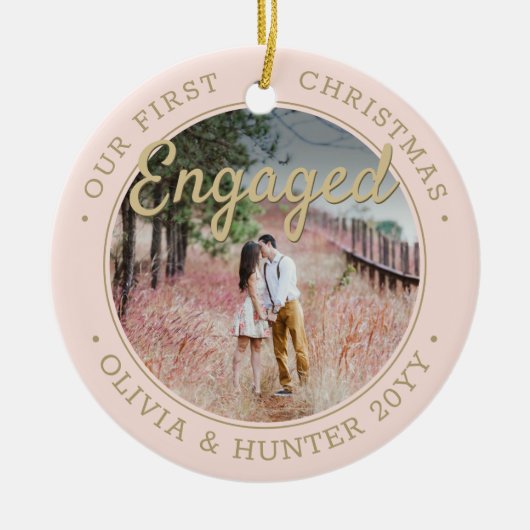 2写真初めてのクリスマス婚約した赤面と金ゴールド セラミックオーナメント (正面)