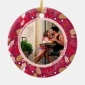 2写真Our初めてのクリスマス婚約したダークピンクレッド セラミックオーナメント (裏面)