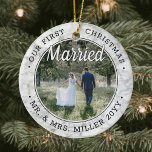 2写真Our初めてのクリスマス結婚したフェイク大理石 セラミックオーナメント<br><div class="desc">祝氏と同じ楽しい1日の休日ミセスはカスタム2枚の写真「私たちの初めてのクリスマス結婚した」の円形セラミックオーナメント。この文字上のすべてのテンプレートとイメージはパーソナライズシンプルするイメージである。アイディアとして、スクリプトタイポグラフィ読は「一緒に」または「婚約した」することができる。(IMAGE & 文字デザイン TIPS: 1)文言の位置を調整するには、最初または最後に宇宙を追加する。2)写真を正確に中央に配置するには、Zazzleのウェブサイトにアップロードする前に正方形の形にトリミングする。 デザインはスタイリッシュ黒と白の大理石フェイク、手書きスタイルスクリプトの書名と年と2つの写真を備えている。この&ユニーク記念モダン酒はクリスマスの家庭の装飾にエレガントtouchを追加する。新郎新婦結婚に可愛らしいプレゼントアイディア。前面の写真の例はTim Staggeによる(UnsplashのSource: @tim_stagge)。</div>