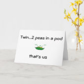 2匹のエンドウ豆をポッドに入れて誕生日願い カード (黄色い花)