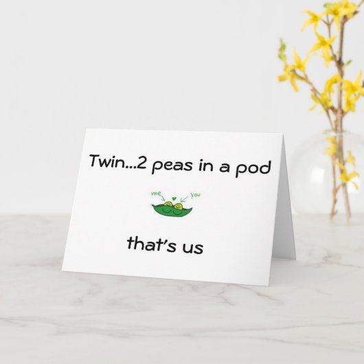 2匹のエンドウ豆をポッドに入れて誕生日願い カード (黄色い花)