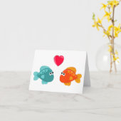 2匹のキャラクター魚とハートの汎用デザイン カード (黄色い花)