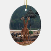 2匹のキリンが動物園でお互いを慰め合う セラミックオーナメント (右)