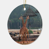 2匹のキリンが動物園でお互いを慰め合う セラミックオーナメント (左)