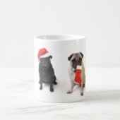 2匹のクリスマスのパグ コーヒーマグカップ (中央)