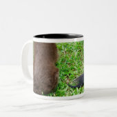 2匹のダックスフント犬の背面図 ツートーンマグカップ (正面左)