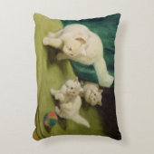 2匹の子ネコを持つ白いペルシャ アクセントクッション (正面(垂直))