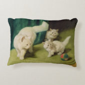 2匹の子ネコを持つ白いペルシャ アクセントクッション (裏面)