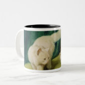 2匹の子ネコを持つ白いペルシャ ツートーンマグカップ (正面左)