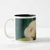 2匹の子ネコを持つ白いペルシャ ツートーンマグカップ (左)