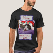 2匹の子猫サンタ帽子メリークリスマス20XX ユニセックス Tシャツ (正面)