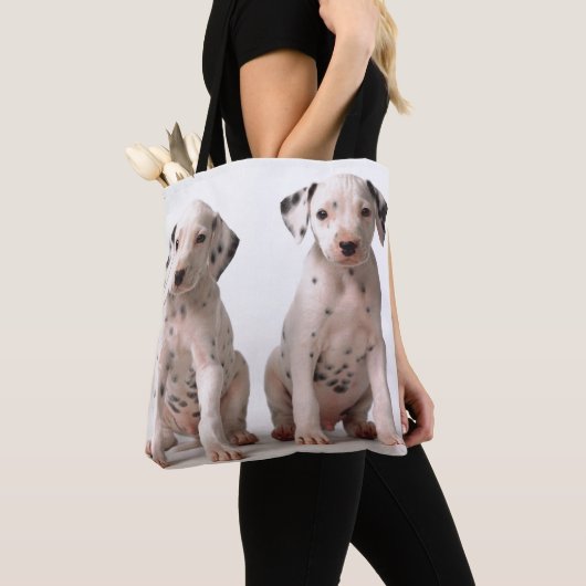 2匹の小さい白黒Dalmatian子犬 トートバッグ (クローズアップ)