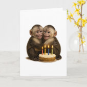 2匹の愛らしいカプチンサルが愛情を込めて抱き合い＋ケーキ カード (黄色い花)