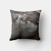 2匹の愛らしいカワウソ クッション (裏面)