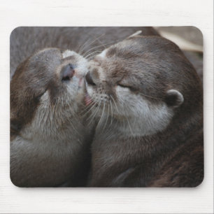 2匹の愛らしいカワウソ マウスパッド