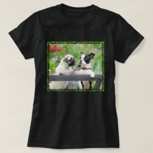 2匹の犬が子犬を抱き、ボストン·テリアーを一緒に飼っていた- Tシャツ