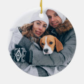 2匹の犬と猫のフォト 初めてのクリスマス セラミックオーナメント (裏面)