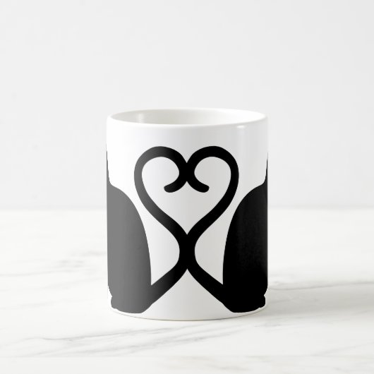 2匹の猫がシルエットハートのマグカップを作る コーヒーマグカップ (中央)