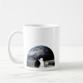 2匹の猫がマグロ缶で月に刺さった コーヒーマグカップ (左)