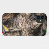 2匹の猫が嗅ぎ回る Case-Mate iPhoneケース (裏面(横))