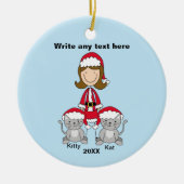 2匹の猫のクリスマスオーナメントを持つ女性 セラミックオーナメント (正面)