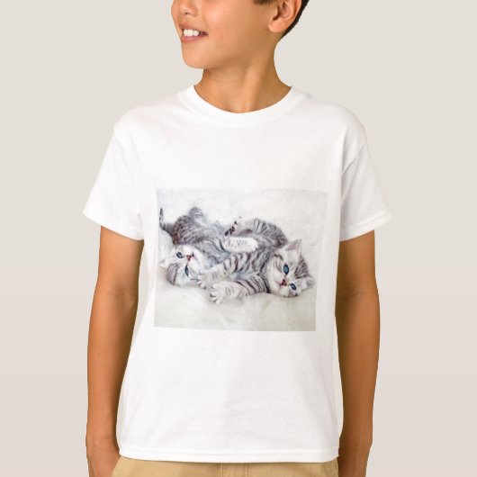 2匹の若いshorthairの銀の虎猫猫の演劇のあること tシャツ (正面)