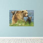 2匹の茶色のクマの子と母の付き合い キャンバスプリント (インサイチュ (ウッドフロア))