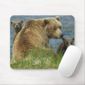 2匹の茶色のクマの子と母の付き合い マウスパッド (マウス)