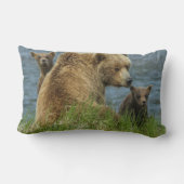 2匹の茶色のクマの子と母の付き合い ランバークッション (裏面)